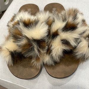Fuzzy leopard brown Sandals/ slippers. Size 5/6.
